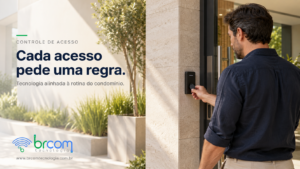 Morador aproxima uma tag de leitor de acesso junto à entrada de um condomínio.