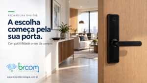 Fechadura digital preta instalada em porta de madeira na entrada de um apartamento.