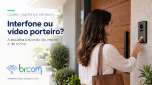 Visitante aciona o botão de chamada de um vídeo porteiro ao lado de uma porta residencial.