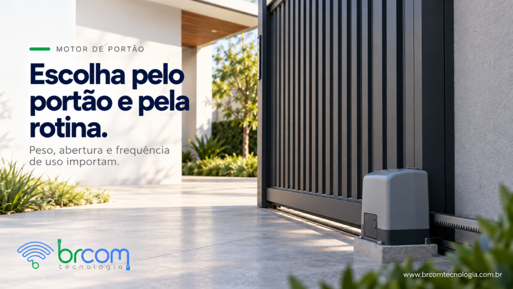 Motor de portão deslizante instalado junto a um portão metálico em residência moderna.