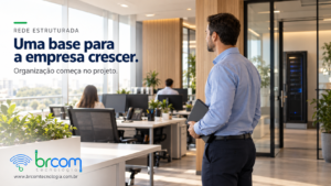 Escritório moderno com estações de trabalho organizadas e armário de rede ao fundo.