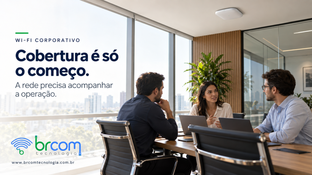 Equipe reunida em escritório moderno com ponto de acesso Wi-Fi instalado no teto.