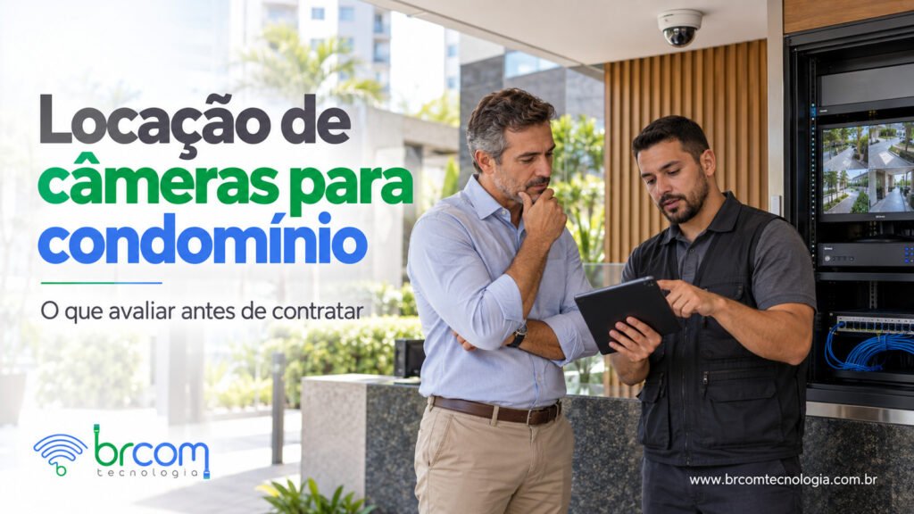 Síndico e técnico avaliam sistema de câmeras e rack de CFTV em condomínio.
