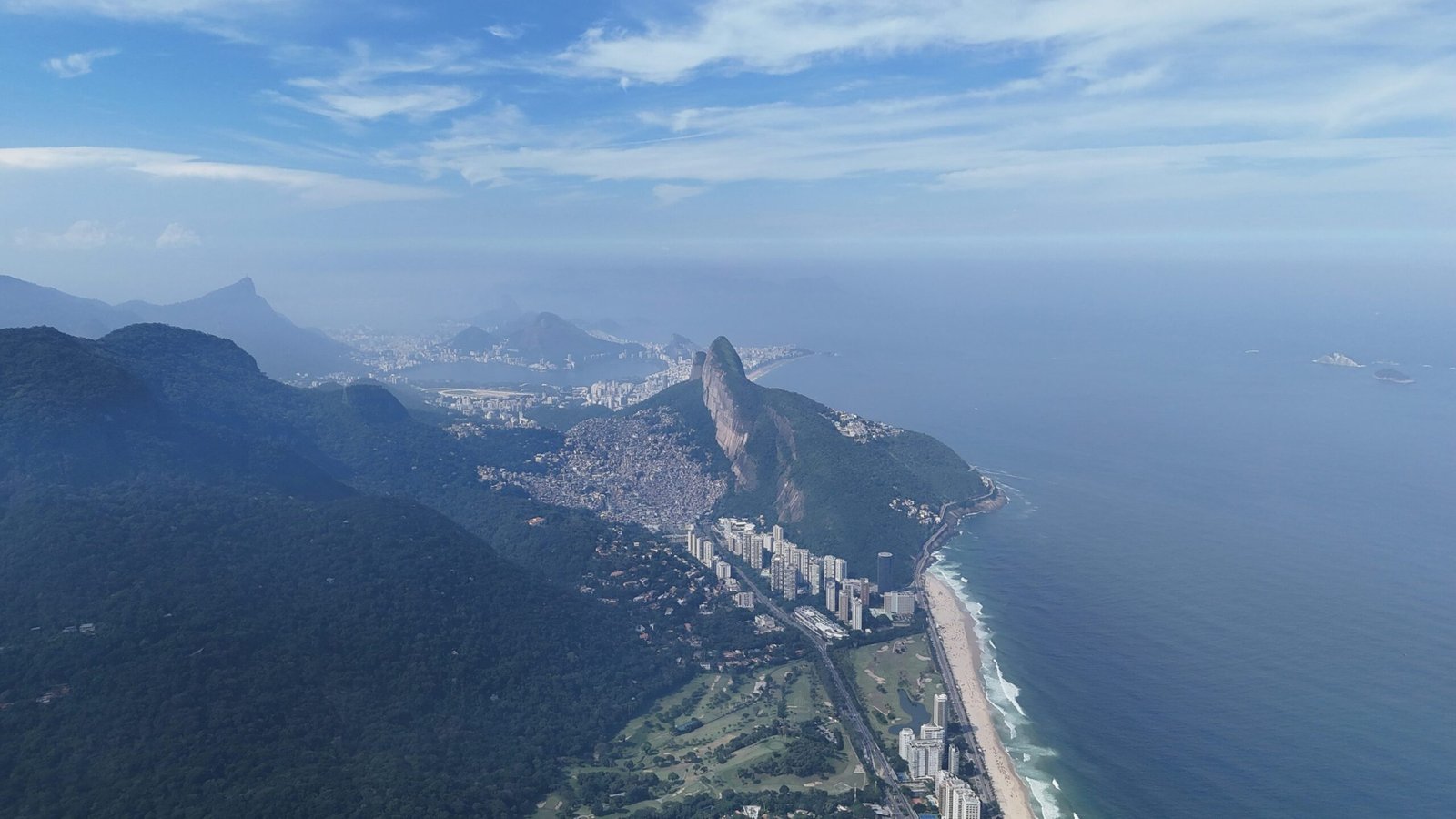 Vista aérea real da Barra da Tijuca e da Pedra da Gávea na Zona Oeste do Rio