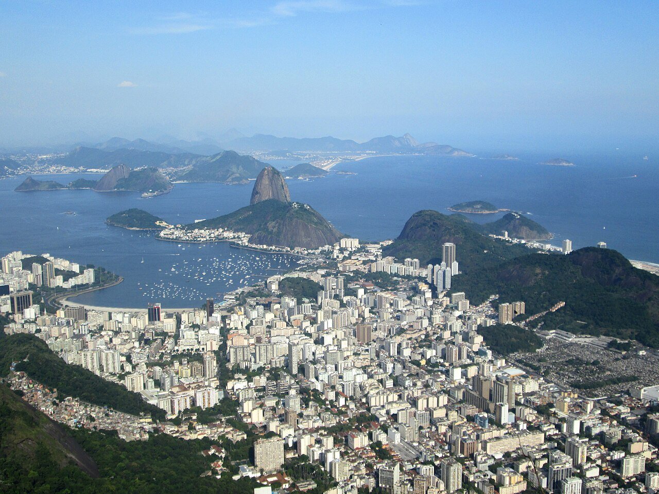 Vista aérea real de Botafogo, da enseada e do Pão de Açúcar no Rio de Janeiro