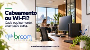 Escritório com computador conectado por cabo a uma tomada de rede, ponto de acesso Wi-Fi no teto e pessoa utilizando tablet ao fundo.