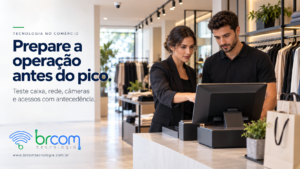 Gerente e atendente conferem o terminal de caixa de uma loja antes do atendimento.