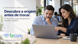 Profissional de suporte e funcionário examinam juntos um notebook no escritório.