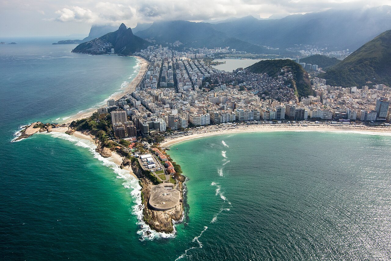 Foto real do Forte de Copacabana e da orla de Copacabana, Rio de Janeiro