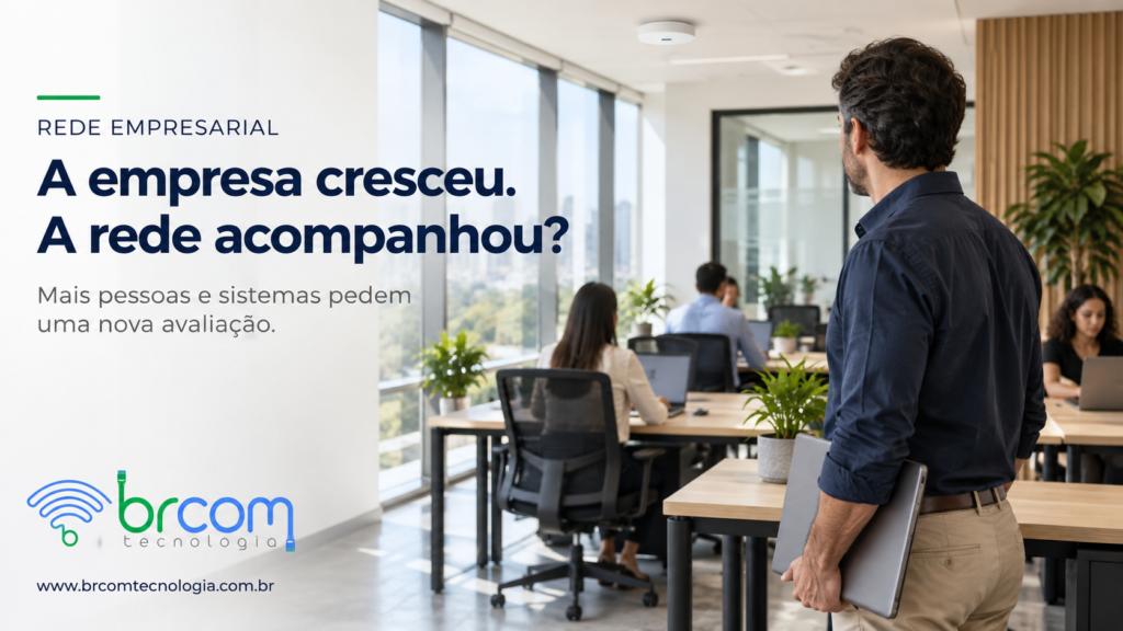 Gestor observa estações de trabalho ocupadas em escritório moderno com ponto de acesso instalado no teto.