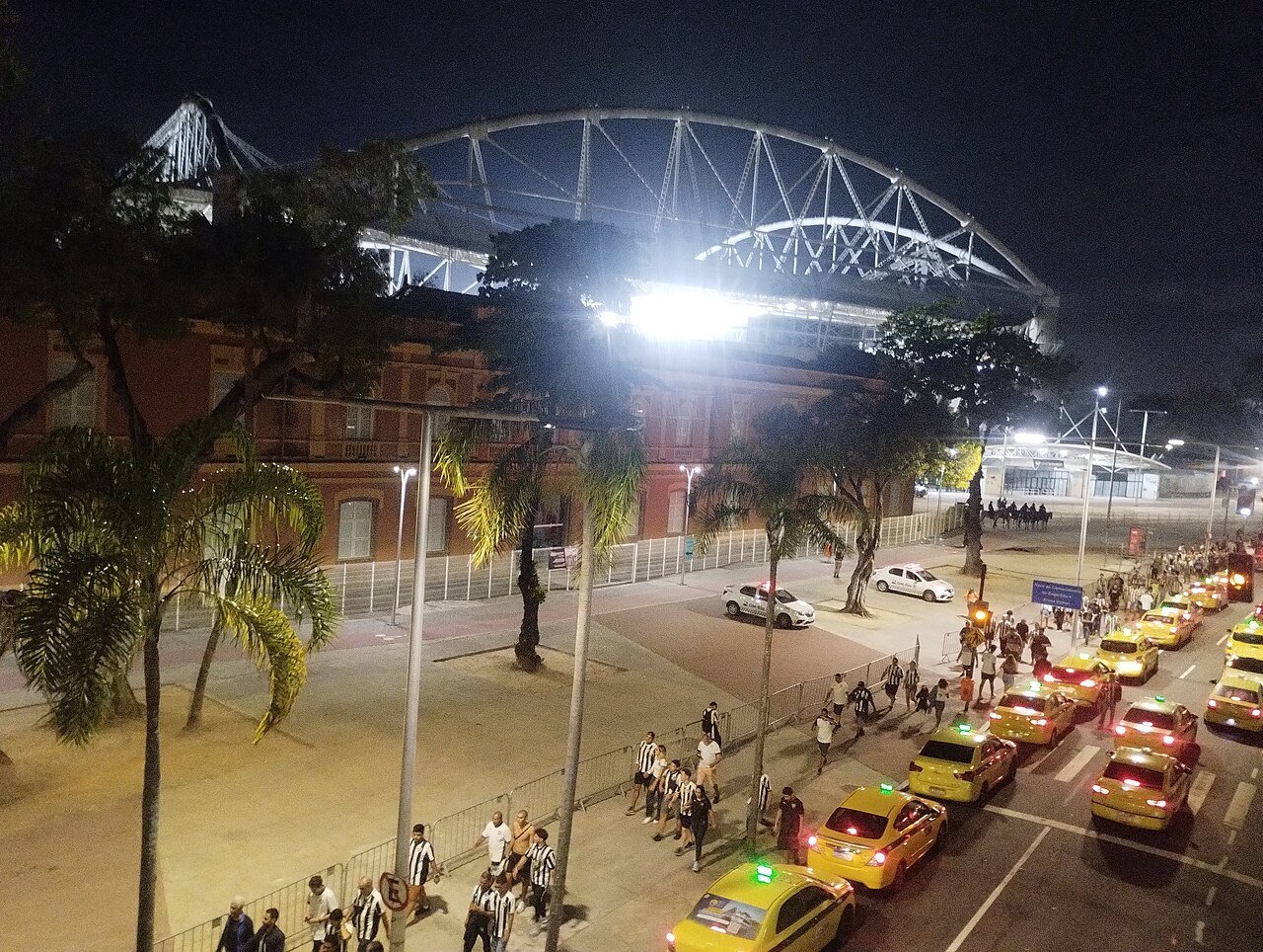 Vista real do Estádio Nilton Santos a partir da estação do Engenho de Dentro, Rio de Janeiro