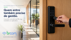 Mão aproxima uma tag de uma fechadura digital preta instalada em porta de madeira de escritório.