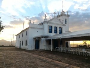 Vista real da Igreja Nossa Senhora da Penna ao entardecer na Freguesia de Jacarepaguá