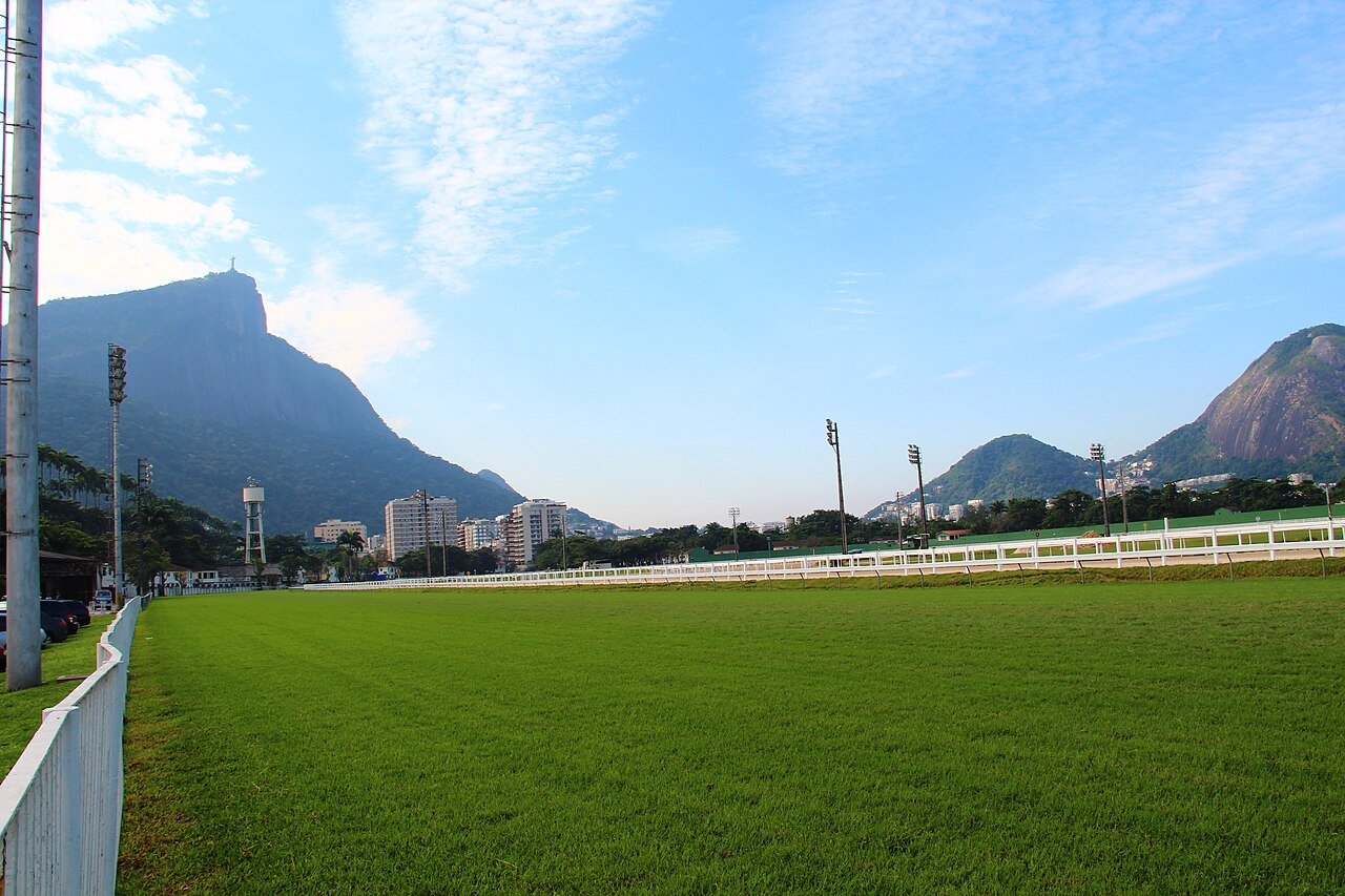 Vista real do Hipódromo da Gávea com o Cristo Redentor ao fundo