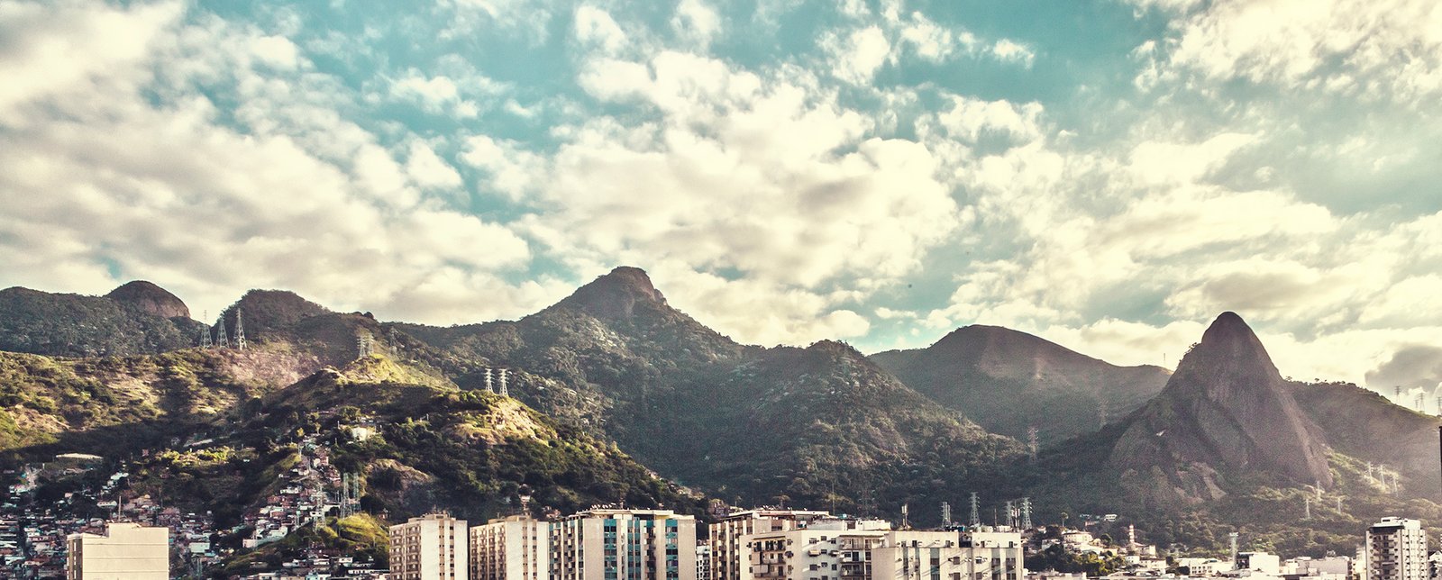 Vista real da Reserva Florestal do Grajaú e do bairro, no Rio de Janeiro