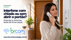 Mulher utilizando interfone com fio em ambiente residencial, em imagem ilustrativa sobre chiado e falhas na abertura do portão.
