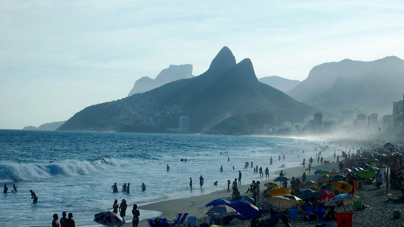Vista real da Praia de Ipanema e do Morro Dois Irmãos na Zona Sul do Rio