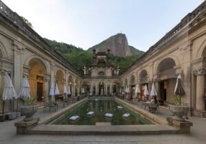 Vista real do Parque Lage no bairro Jardim Botânico, Rio de Janeiro