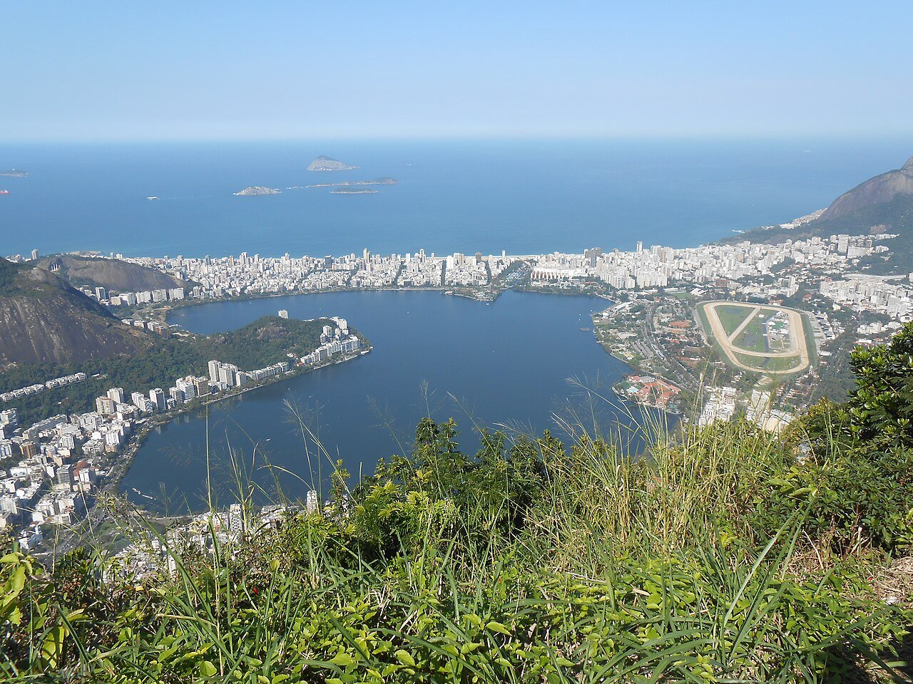 Vista real da Lagoa Rodrigo de Freitas e do Cristo Redentor no Rio de Janeiro