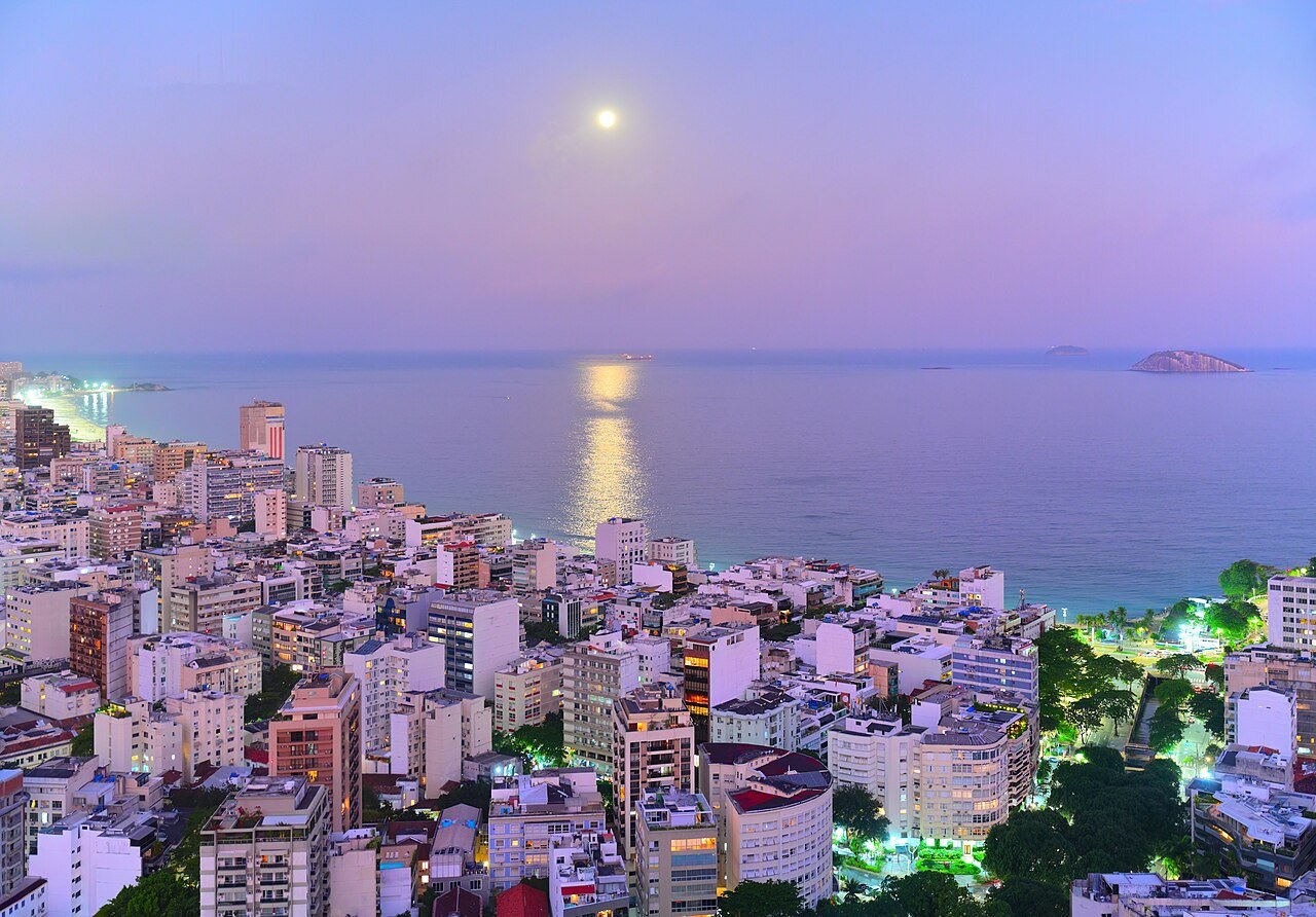 Foto panorâmica real das praias do Leblon e de Ipanema no Rio de Janeiro