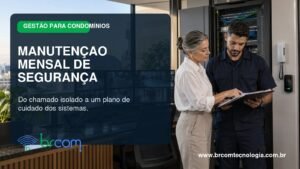 Síndica e técnico revisam o plano mensal de manutenção dos sistemas de segurança de um condomínio no Rio de Janeiro.