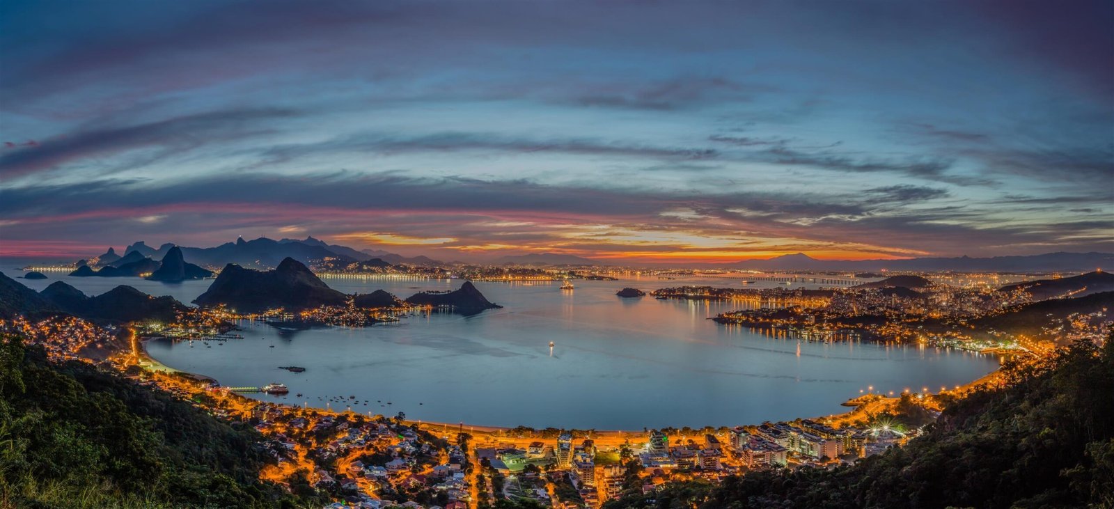 Vista panorâmica real da Baía de Guanabara e do Rio de Janeiro a partir de Niterói
