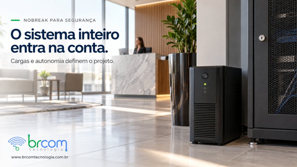Nobreak de torre ao lado de um armário de infraestrutura em ambiente empresarial.