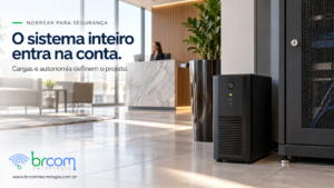 Nobreak de torre ao lado de um armário de infraestrutura em ambiente empresarial.