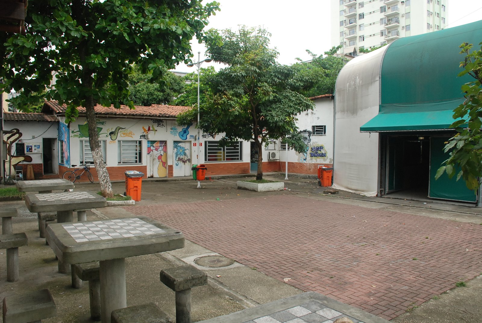 Foto real da Lona Cultural Jacob do Bandolim no bairro Pechincha, Rio de Janeiro