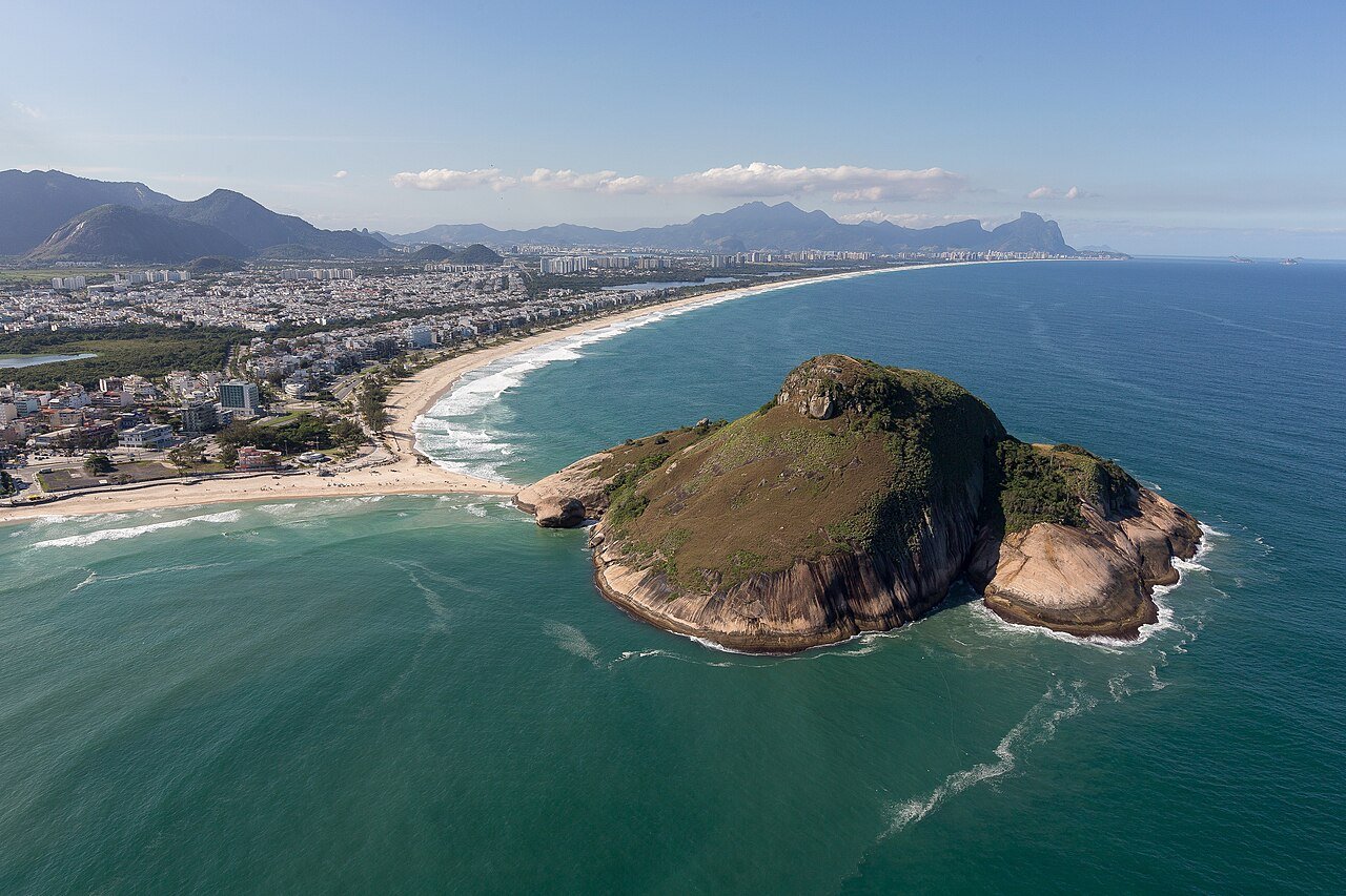 Vista aérea real do Recreio dos Bandeirantes e da Pedra do Pontal, Rio de Janeiro