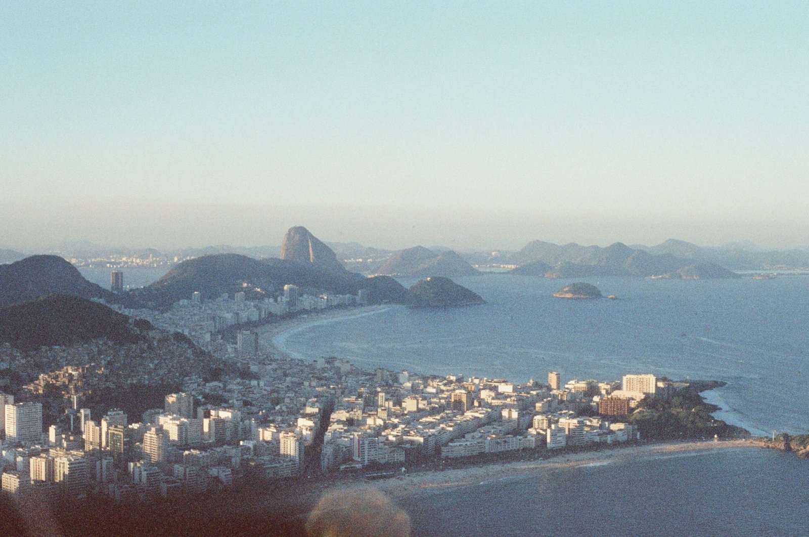 Vista real da orla e dos bairros do Rio de Janeiro com montanhas e mar
