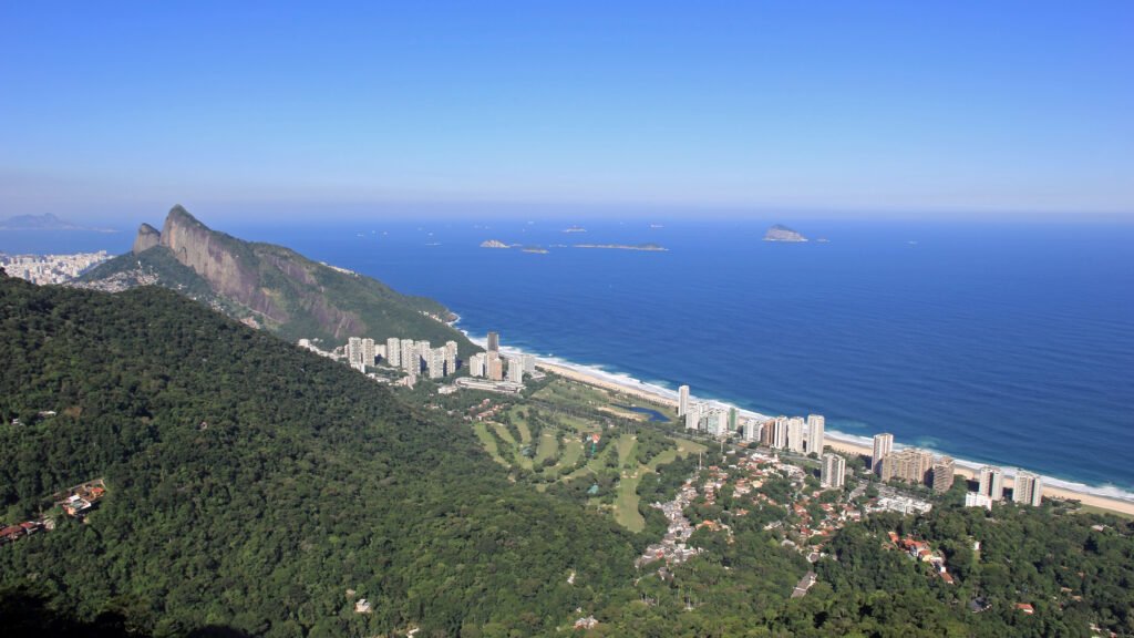 Vista real de São Conrado e do Morro Dois Irmãos a partir da Pedra Bonita