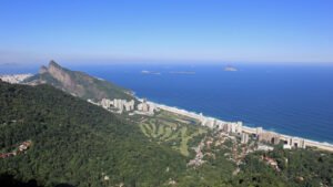 Vista real de São Conrado e do Morro Dois Irmãos a partir da Pedra Bonita
