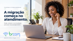 Profissional atende uma chamada com headset em escritório moderno, com notebook e telefone de mesa.