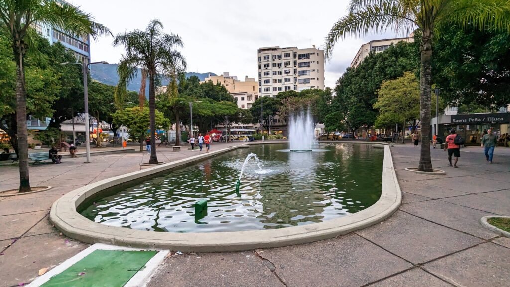Foto real da Praça Saens Peña no bairro da Tijuca, Rio de Janeiro
