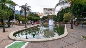 Foto real da Praça Saens Peña no bairro da Tijuca, Rio de Janeiro