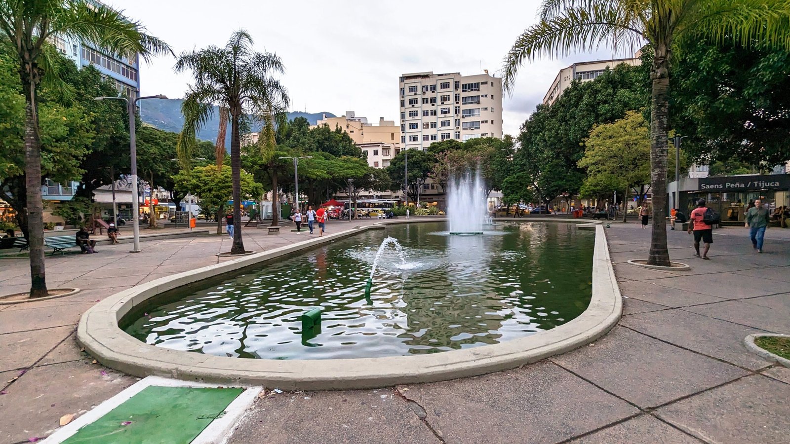 Foto real da Praça Saens Peña no bairro da Tijuca, Rio de Janeiro