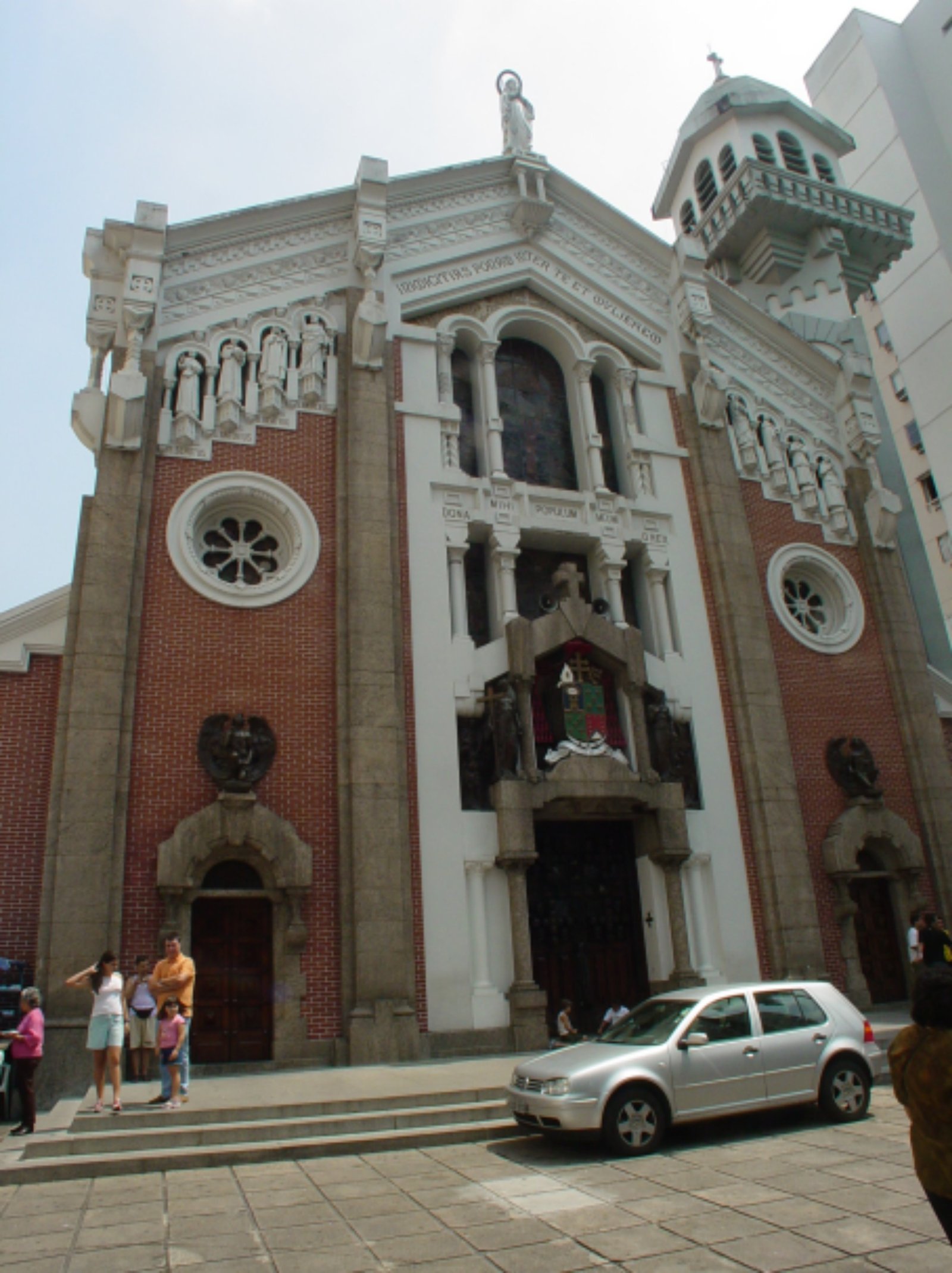 Foto real da Basílica de Nossa Senhora de Lourdes em Vila Isabel, Rio de Janeiro