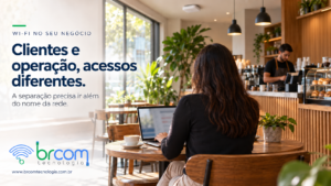 Cliente usa notebook em uma cafeteria enquanto o atendente opera o caixa ao fundo.