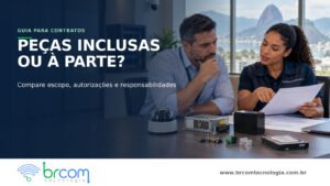 Gestor e técnica comparam peças de segurança eletrônica e uma proposta de manutenção sobre a mesa.