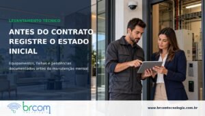 Técnico e gestora conferem em um tablet os equipamentos de segurança de um condomínio antes do início do contrato de manutenção.