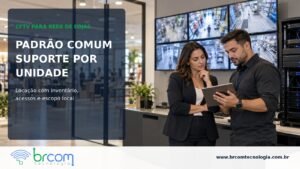 Gestora de uma rede de lojas e técnico analisam em um tablet o sistema de CFTV com imagens de diferentes unidades.